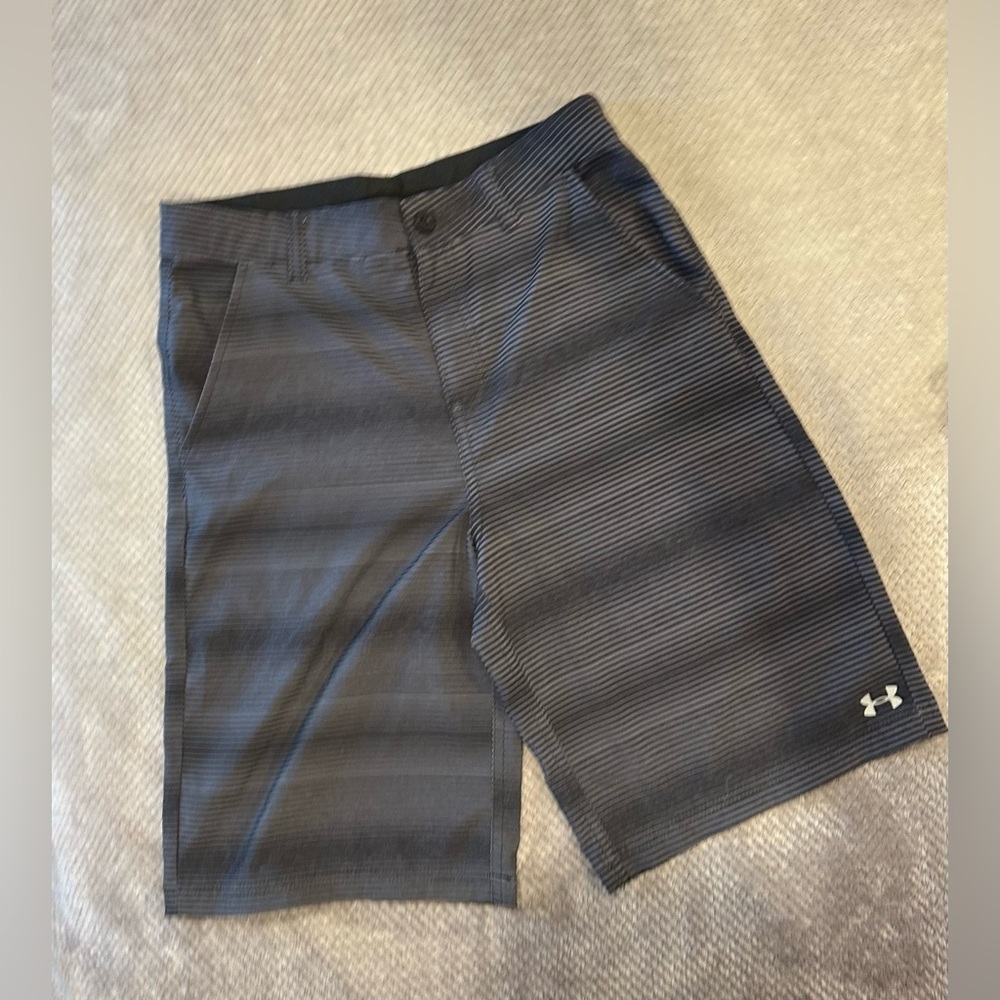Under Armour Men's Golf Dark Gray Striped Athletic Shorts (Boys size 18)